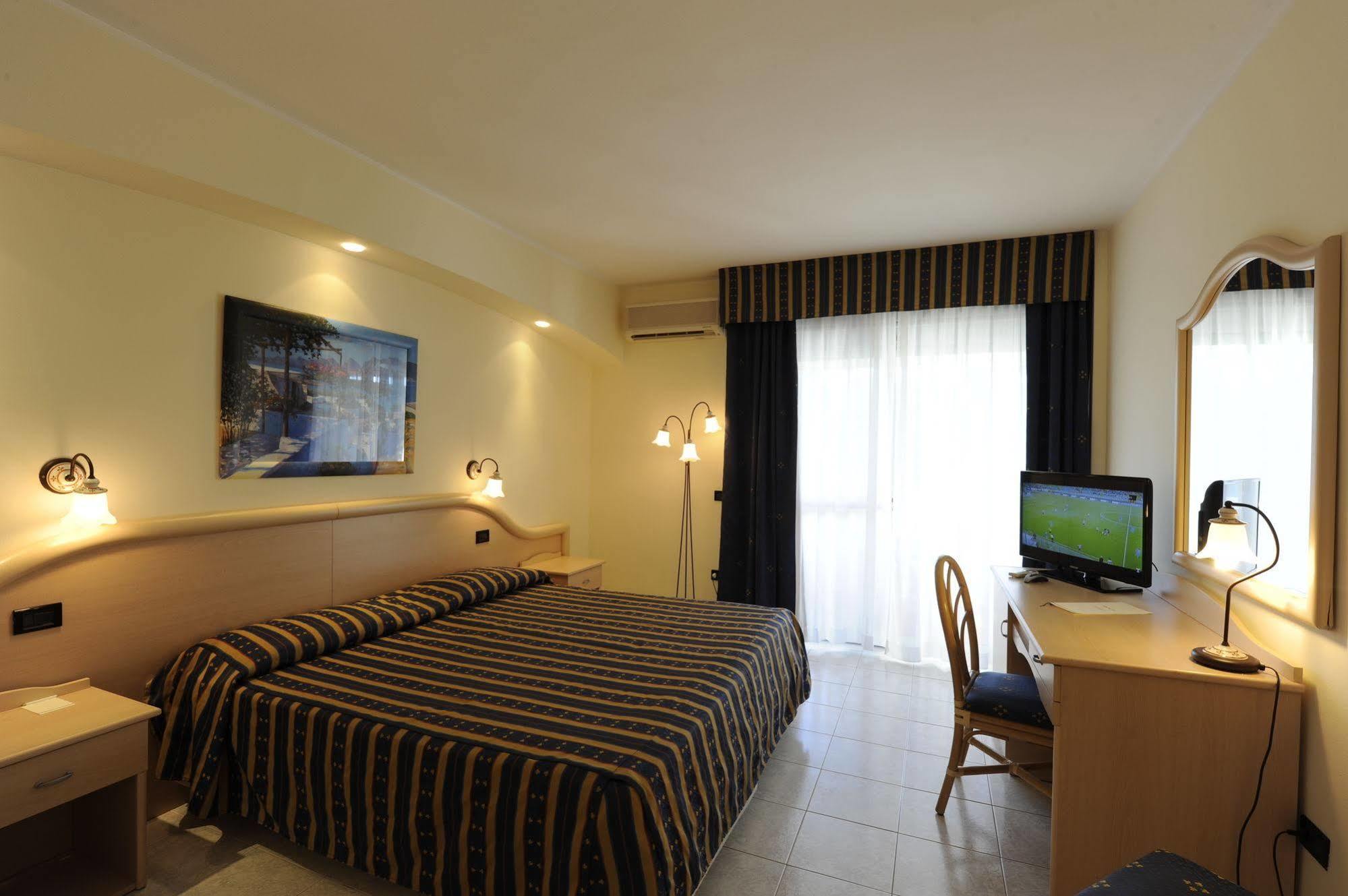 Pugnochiuso Resort - Hotel Del Faro Exteriör bild
