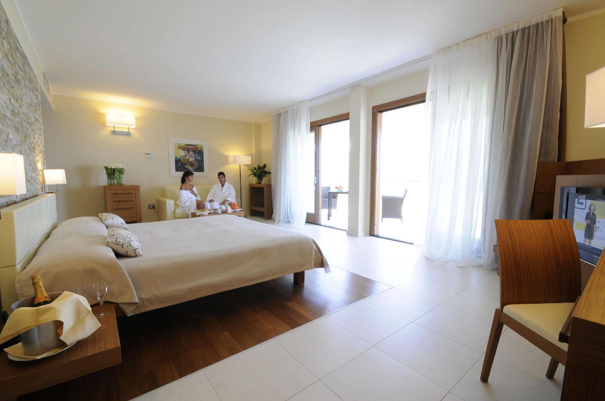 Pugnochiuso Resort - Hotel Del Faro Exteriör bild